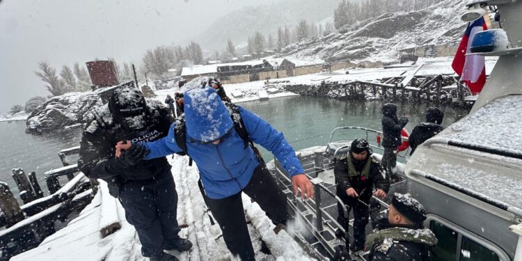 Armada de Chile evacúa a estudiantes aislados en Puerto Cristal tras frente de mal tiempo