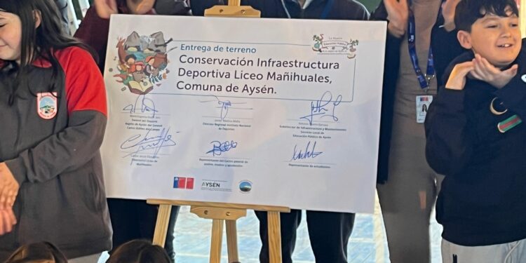 Inician obras de conservación del gimnasio del Liceo Mañihuales en la comuna de Aysén