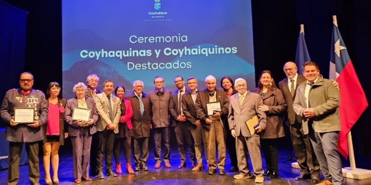 Municipalidad de Coyhaique distingue a siete vecinos en Velada de Coyhaiquinos Destacados 2025