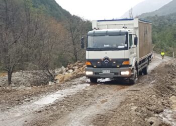 Ruta 7 Sur reabre en sector puente Traihuanca tras remoción de rodado de gran magnitud