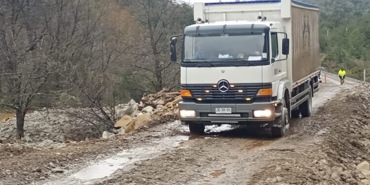 Ruta 7 Sur reabre en sector puente Traihuanca tras remoción de rodado de gran magnitud