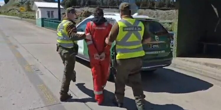 Carabineros detiene a individuo por porte ilegal de armas y drogas en control vehicular en Ruta 7 Sur
