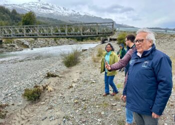 Delegado presidencial recorre puntos críticos de Puerto Sánchez junto a vecinos