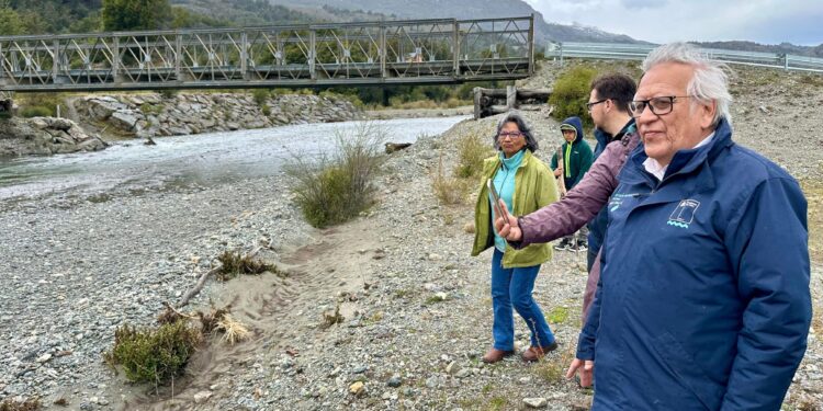 Delegado presidencial recorre puntos críticos de Puerto Sánchez junto a vecinos