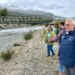 Delegado presidencial recorre puntos críticos de Puerto Sánchez junto a vecinos