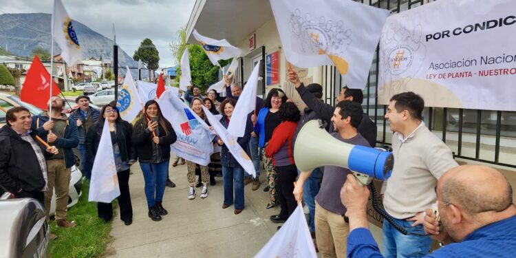 Funcionarios públicos de Aysén se movilizan contra recortes presupuestarios en el FOSIS