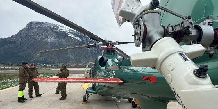 Carabineros realiza traslado aeromédico de paciente renal y suministros médicos en medio de emergencia climática en Aysén