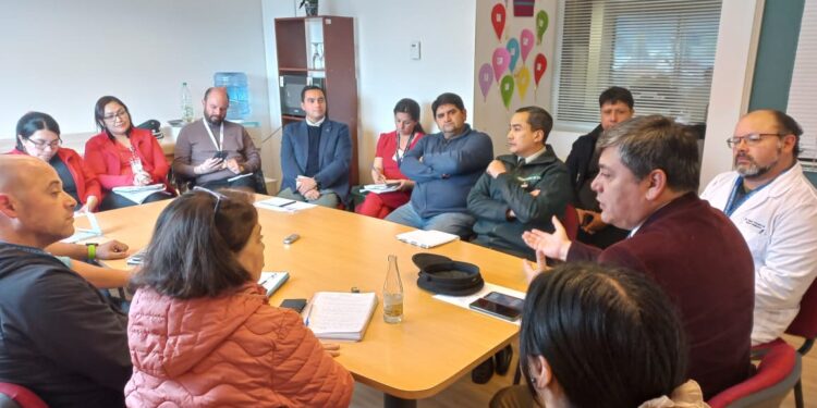 Mesa interinstitucional avanza en convenio para mejorar atención de salud en recintos penales de Aysén