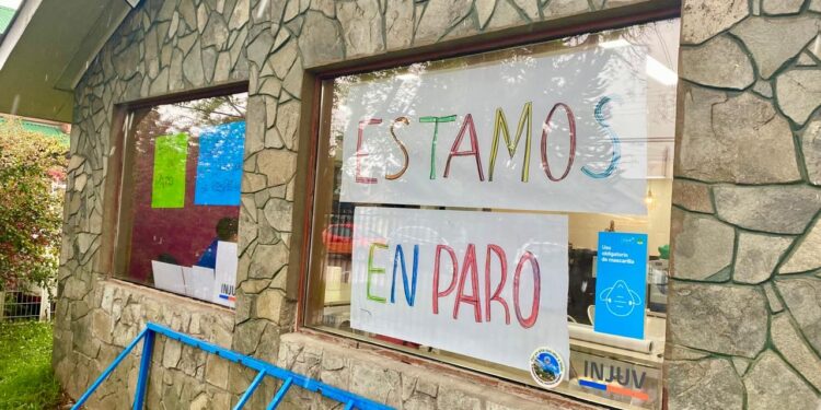 Funcionarios de INJUV Aysén se mantienen en paro nacional por recorte presupuestario