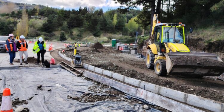 Suspenden tránsito por calle Baquedano en Coyhaique por obras en acceso norte