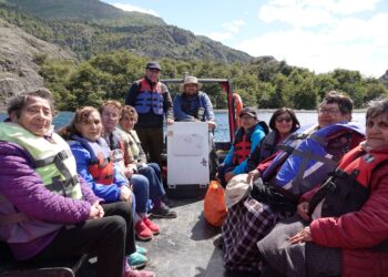 Adultos mayores de Cochrane disfrutaron paseo gratuito por el Lago Cochrane en iniciativa comunitaria