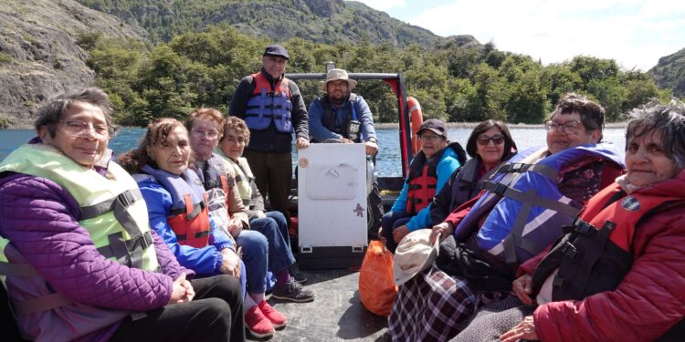Adultos mayores de Cochrane disfrutaron paseo gratuito por el Lago Cochrane en iniciativa comunitaria