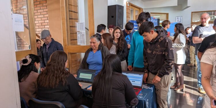 Chile Chico fue sede de la Feria de Empleo, Emprendimiento y Minería #HayVacantes