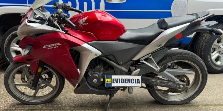 PDI Aysén detiene a imputado por robo de motocicleta y recupera vehículo sustraído