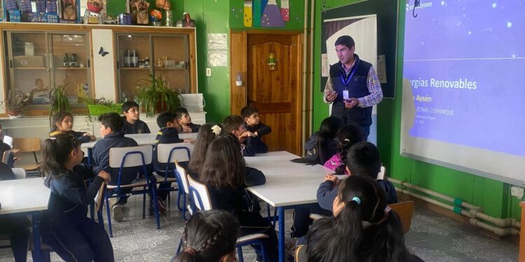 Edelaysen realizó charla sobre energías renovables en la Escuela Litoral Austral de Puerto Aysén