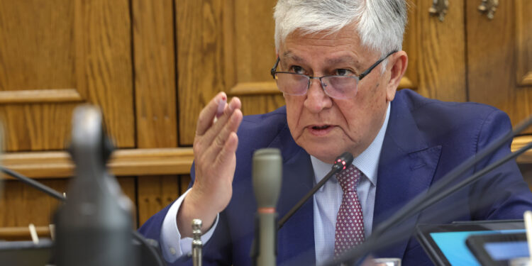 Senador Sandoval destaca voluntad de Gobernador Marcelo Santana para buscar mecanismo que permita aumentar cobertura del Subsidio de Calefacción en Aysén