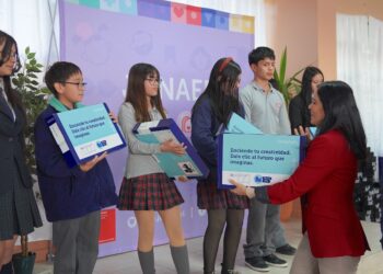 Más de 300 estudiantes reciben computadores gracias a alianza entre el Gobierno Regional de Aysén y JUNAEB
