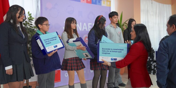 Más de 300 estudiantes reciben computadores gracias a alianza entre el Gobierno Regional de Aysén y JUNAEB
