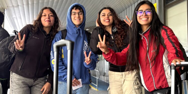 Vuelo gratuito de la FACh permitió el retorno de cerca de cien estudiantes a la Región de Aysén