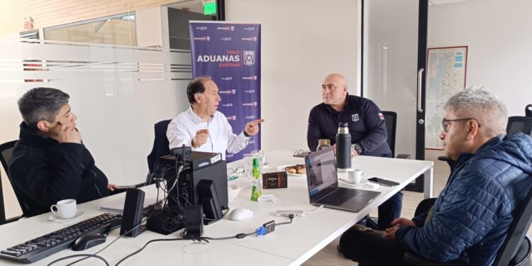 EMPORCHA y Servicio Nacional de Aduanas se coordinan para operación portuaria en Puerto Chacabuco