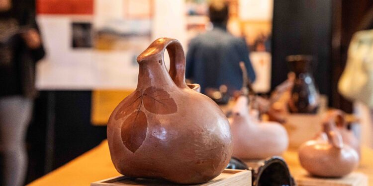 Lanzan cuadernillo que rescata la tradición alfarera de Chile Chico
