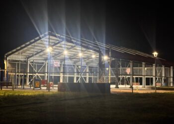 Edelaysen inaugura nueva iluminación en la multicancha de La Junta para fortalecer seguridad y uso comunitario