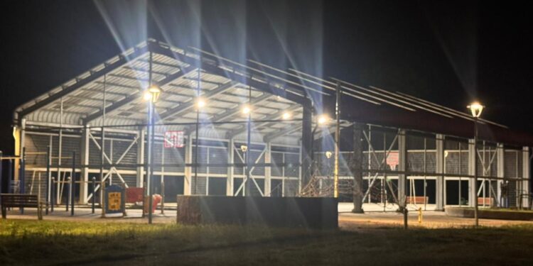 Edelaysen inaugura nueva iluminación en la multicancha de La Junta para fortalecer seguridad y uso comunitario