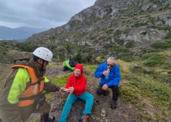 Carabineros y Armada rescatan a dos turistas italianos extraviados en Candelario Mansilla