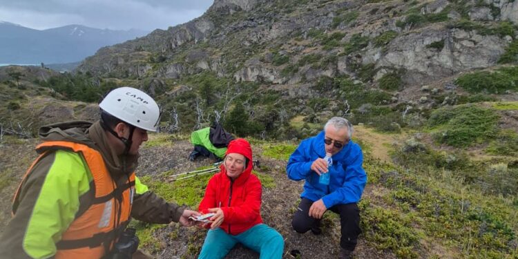 Carabineros y Armada rescatan a dos turistas italianos extraviados en Candelario Mansilla