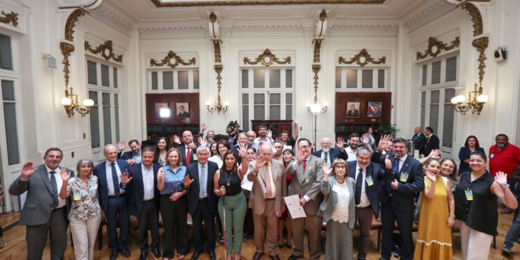 Senador Sandoval destaca rol de organizaciones y comunidades en histórica Ley de Envejecimiento Positivo