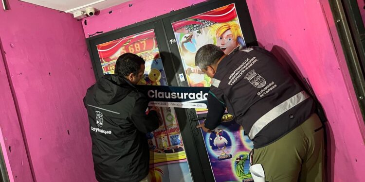 Tribunal rechaza querella contra alcalde de Coyhaique por clausura de casinos ilegales