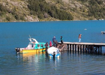 Drones, bioseguridad y alianzas: el blindaje de Sernapesca a las aguas de Puerto Bertrand