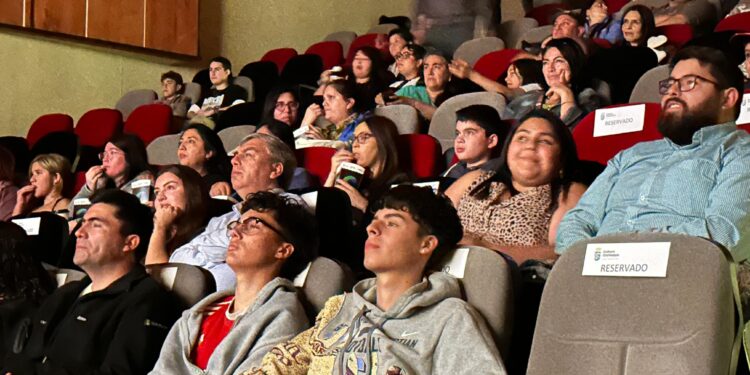 Municipio de Coyhaique inauguró cine comunitario en el Centro Cultural
