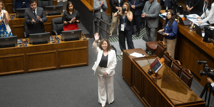 Ximena Órdenes juró como senadora reelecta por la región: “seguiré trabajando para que la voz de aysén esté presente en las decisiones del país”