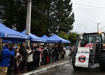El bastión del Baker desafía al clima: Cochrane cumple 72 años honrando a sus pioneros y proyectando su despegue austral