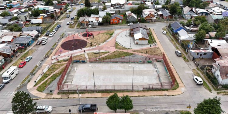 Luz verde a la renovación de la histórica multicancha vecinal de la población Víctor Domingo Silva en Coyhaique