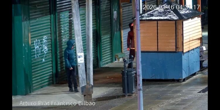 Cámaras de seguridad permiten detener a tres adolescentes por intento de incendio en kiosco de Coyhaique