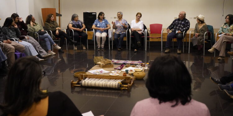 Alfareras de Ibáñez y bordadoras del Baker entrelazan la memoria viva de la mujer patagona