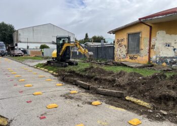 Municipio de Coyhaique interviene calle Freire para ordenar estacionamientos y garantizar acceso universal
