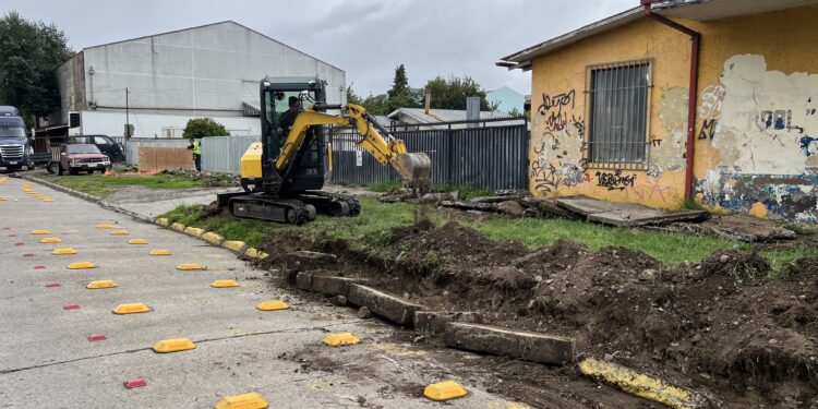 Municipio de Coyhaique interviene calle Freire para ordenar estacionamientos y garantizar acceso universal