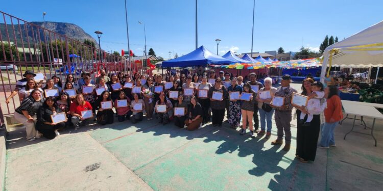 120 emprendedores de Coyhaique profesionalizan sus oficios en la Plaza Relámpago