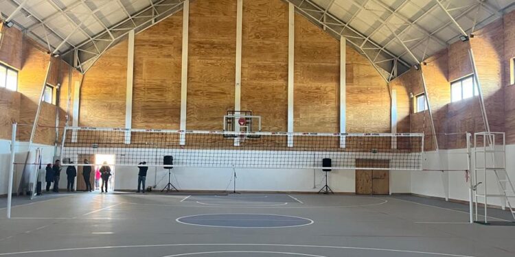 Inauguran renovado gimnasio de la Escuela Nieves del Sur en Coyhaique con inversión de $407 millones