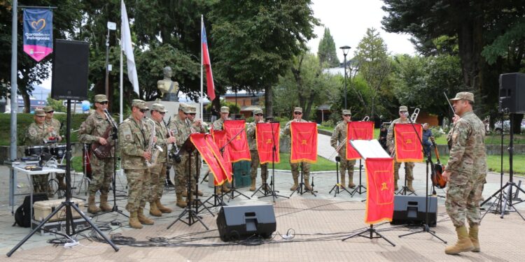 Banda Instrumental de la IV División de Ejército se presentó ante público en la Plaza de Armas de Coyhaique