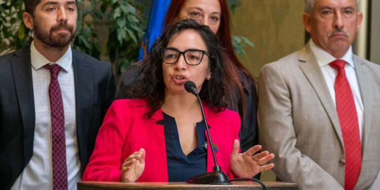 Diputada Macías cuestiona alza de combustibles y advierte impacto en recursos regionales