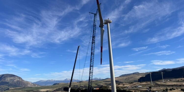 Edelaysen instala el primer nuevo aerogenerador en Alto Baguales y acelera la expansión eólica de Aysén