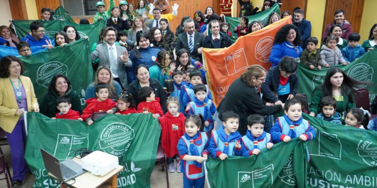 Escuela de Lenguaje Kalem obtiene certificación ambiental de excelencia en Aysén