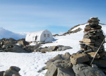 Delegado de Capitán Prat gestiona apoyo para rehabilitar refugio en Campos de Hielo Sur