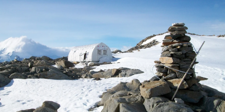 Delegado de Capitán Prat gestiona apoyo para rehabilitar refugio en Campos de Hielo Sur