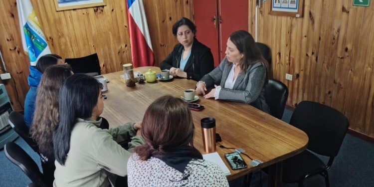 Seremi de Justicia realiza visita a Puerto Cisnes con agenda enfocada en coordinación de servicios