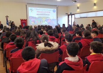 Letras con arraigo porteño: Estudiantes de Puerto Aysén triunfan en histórico certamen literario rural